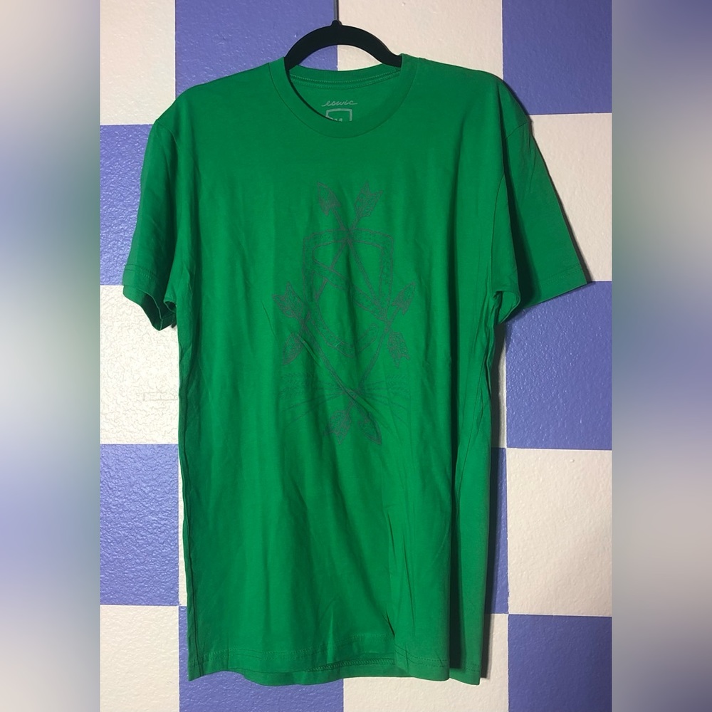 NWOT Eswic Kelly Green Tee with Silver Crest and Arrow Graphic - Size M